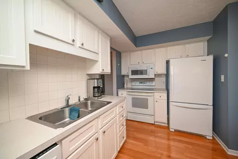 Kitchen - 525 Somerlot Hoffman Rd E, Marion, OH 43302 photo 3 of 4