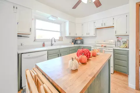 Kitchen - 557 Vale Rd, Springfield, OH 45504 photo 3 of 6