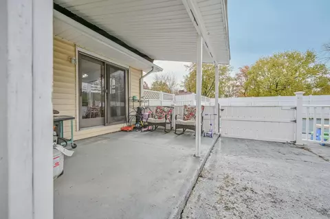 Exterior - 557 Vale Rd, Springfield, OH 45504 photo 7 of 15