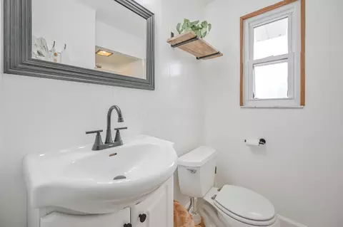 Bath - 557 Vale Rd, Springfield, OH 45504 photo 1 of 6