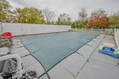 Exterior - 557 Vale Rd, Springfield, OH 45504 photo 6 of 15