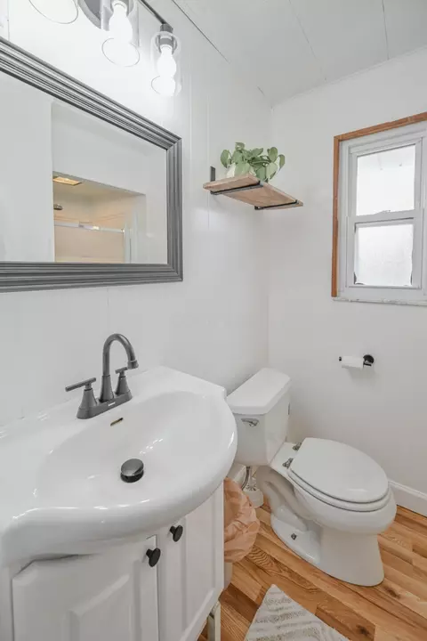 Bath - 557 Vale Rd, Springfield, OH 45504 photo 2 of 6