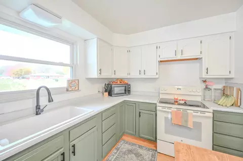 Kitchen - 557 Vale Rd, Springfield, OH 45504 photo 5 of 6
