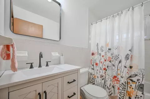 Bath - 557 Vale Rd, Springfield, OH 45504 photo 3 of 6