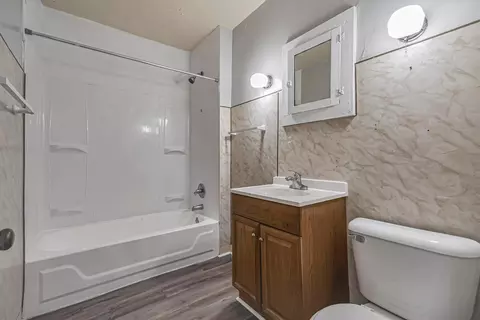 Bath - 204 E Blake Ave, Columbus, OH 43202 photo 1 of 2