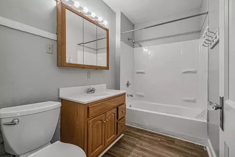 Bath - 204 E Blake Ave, Columbus, OH 43202 photo 2 of 2