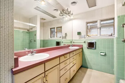 Bath - 440 S Broadmoor Blvd, Springfield, OH 45504 photo 1 of 8