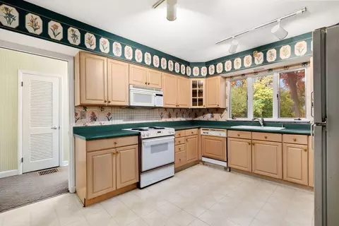 Kitchen - 440 S Broadmoor Blvd, Springfield, OH 45504 photo 1 of 4