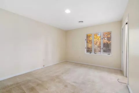 Bedroom - 440 S Broadmoor Blvd, Springfield, OH 45504 photo 6 of 9