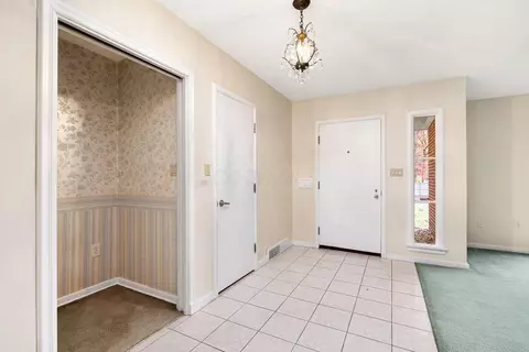 Entry Way - 440 S Broadmoor Blvd, Springfield, OH 45504 photo 2 of 3