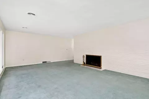 Living - 440 S Broadmoor Blvd, Springfield, OH 45504 photo 2 of 14