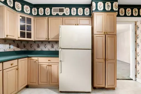 Kitchen - 440 S Broadmoor Blvd, Springfield, OH 45504 photo 4 of 4