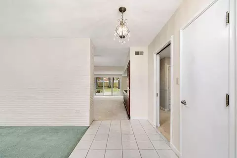 Entry Way - 440 S Broadmoor Blvd, Springfield, OH 45504 photo 1 of 3