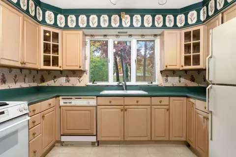 Kitchen - 440 S Broadmoor Blvd, Springfield, OH 45504 photo 2 of 4