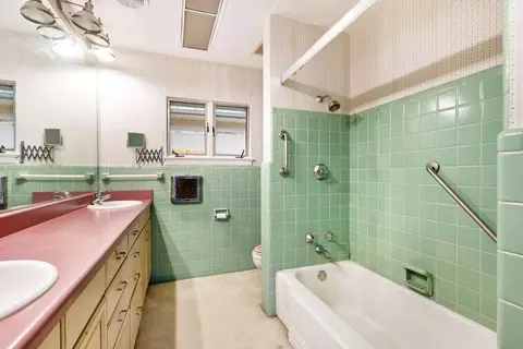 Bath - 440 S Broadmoor Blvd, Springfield, OH 45504 photo 3 of 8