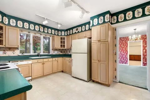 Kitchen - 440 S Broadmoor Blvd, Springfield, OH 45504 photo 3 of 4