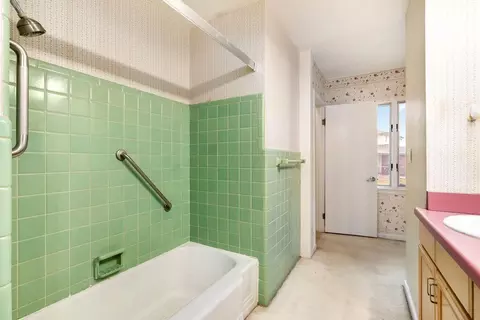 Bath - 440 S Broadmoor Blvd, Springfield, OH 45504 photo 4 of 8