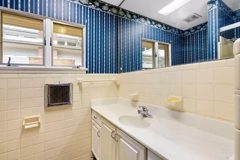Bath - 440 S Broadmoor Blvd, Springfield, OH 45504 photo 7 of 8