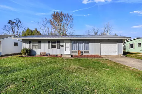 709 Meadow Dr, Newark, OH 43055