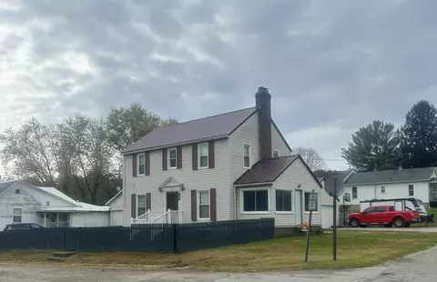 185 Adams St, Corning, OH 43730 photo 2