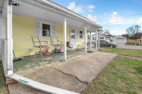 Exterior - 377 E Union St, Circleville, OH 43113 photo 2 of 4