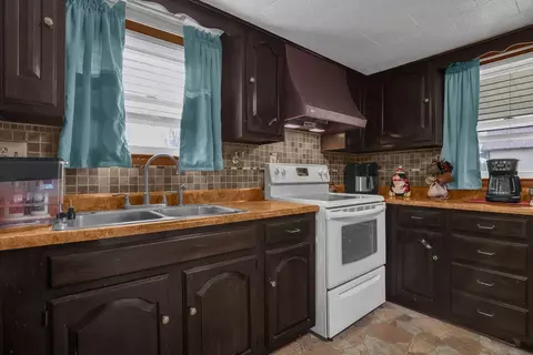 Kitchen - 377 E Union St, Circleville, OH 43113 photo 3 of 3