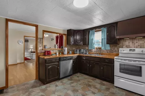 Kitchen - 377 E Union St, Circleville, OH 43113 photo 1 of 3