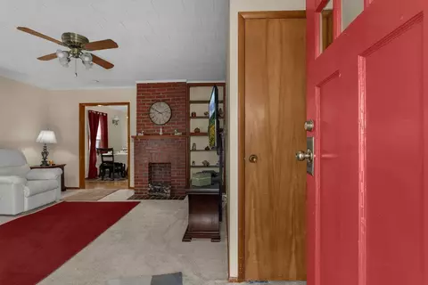 Entry Way - 377 E Union St, Circleville, OH 43113 photo 1 of 2