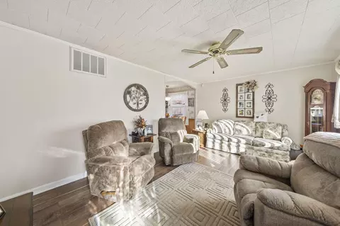 Living - 807 Daffodil Dr, Marion, OH 43302 photo 1 of 5