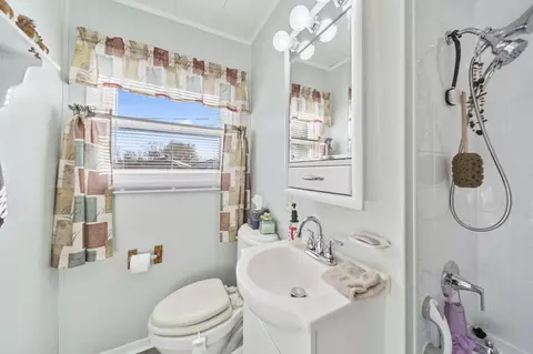 Bath - 807 Daffodil Dr, Marion, OH 43302 photo 2 of 2