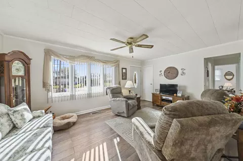 Living - 807 Daffodil Dr, Marion, OH 43302 photo 5 of 5