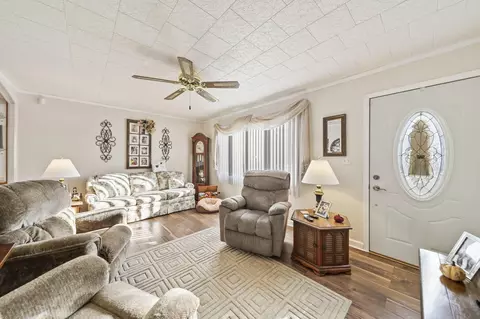 Living - 807 Daffodil Dr, Marion, OH 43302 photo 2 of 5