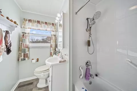 Bath - 807 Daffodil Dr, Marion, OH 43302 photo 1 of 2
