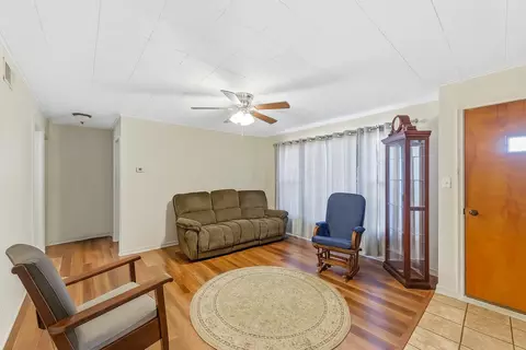 Living - 1315 Eckley Dr, Marion, OH 43302 photo 2 of 2