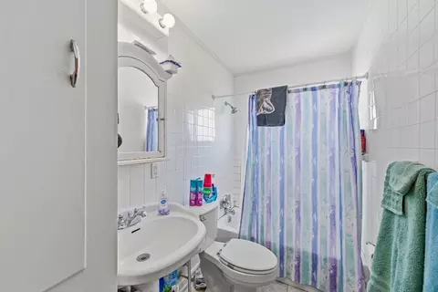 Bath - 1315 Eckley Dr, Marion, OH 43302 photo 1 of 2