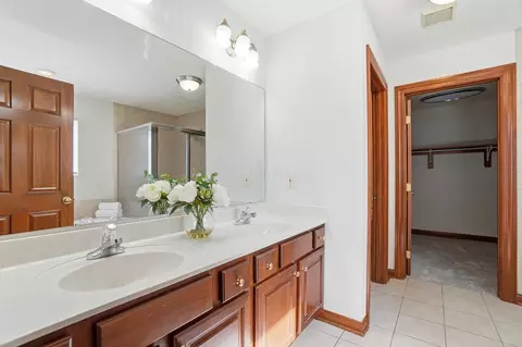 Bath - 8092 Summerhouse Dr E, Dublin, OH 43016 photo 2 of 5