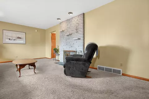 Living - 122 Obetz Rd, Columbus, OH 43207 photo 1 of 2
