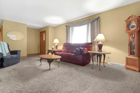 Living - 122 Obetz Rd, Columbus, OH 43207 photo 2 of 2