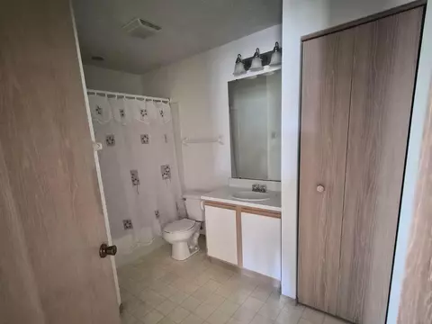 Bath - 6363 Pinehurst Pointe, Westerville, OH 43082 photo 3 of 3