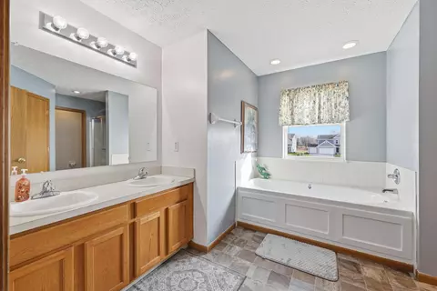 Bath - 1480 Shagbark St, Circleville, OH 43113 photo 2 of 4