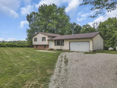 13590 Sand Hollow Rd SE, Thornville, OH 43076