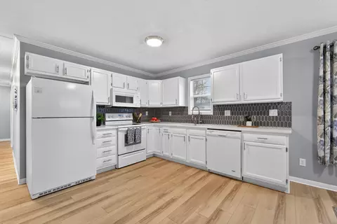 Kitchen - 449 Watt St, Circleville, OH 43113 photo 3 of 3
