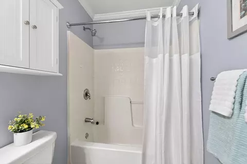 Bath - 449 Watt St, Circleville, OH 43113 photo 5 of 6