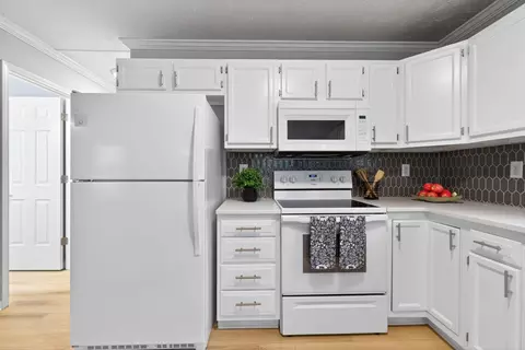 Kitchen - 449 Watt St, Circleville, OH 43113 photo 2 of 3