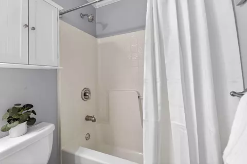Bath - 449 Watt St, Circleville, OH 43113 photo 2 of 6
