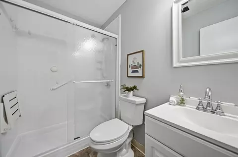 Bath - 2585 Millview Dr, Columbus, OH 43207 photo 1 of 1