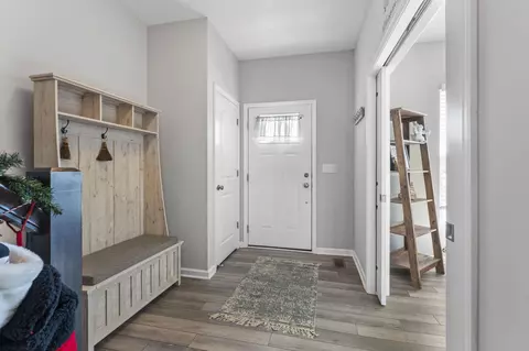Entry Way - 517 Pagoda Loop, Delaware, OH 43015 photo 3 of 5