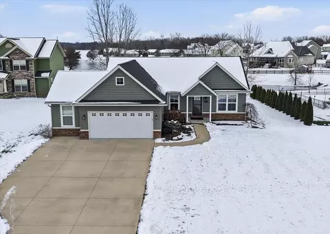42 Fieldcrest Dr, Centerburg, OH 43011