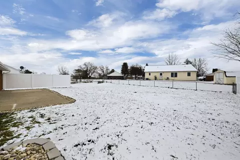 Exterior - 1800 Sioux Dr, Circleville, OH 43113 photo 6 of 7