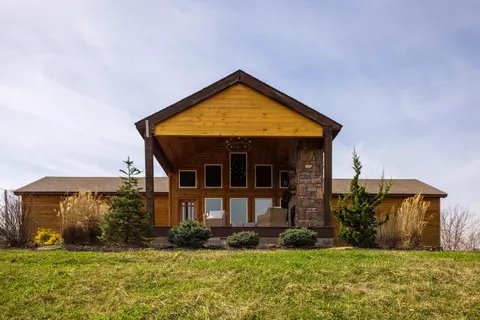 18999 River Rd, Athens, OH 45701
